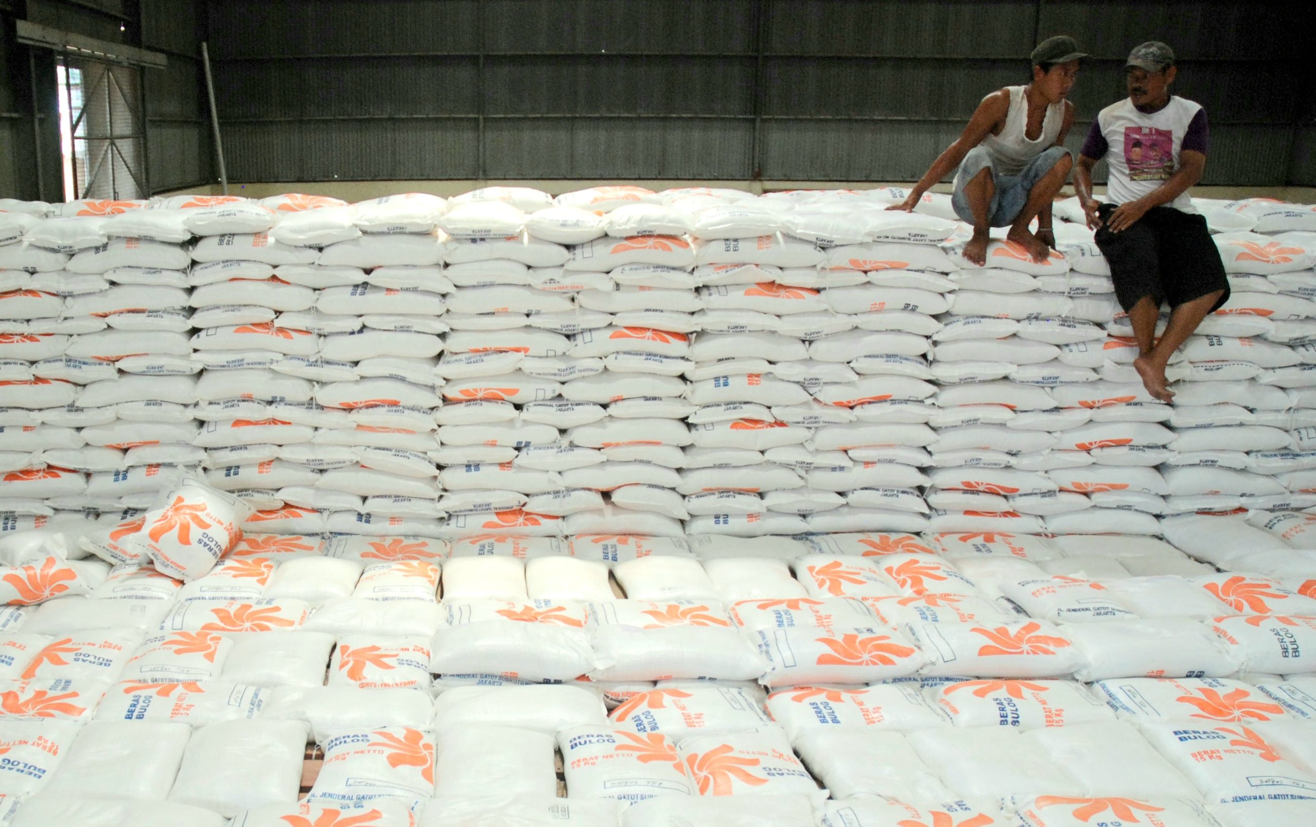 Dua orang pekerja bongkar muat di gudang beras bulog sub divisi regional Tangerang, Senin (09/4) beristirahat setelah lelah mengangkat ratusan karung beras Bulog kedalam gudang (Z Ragawilapa)