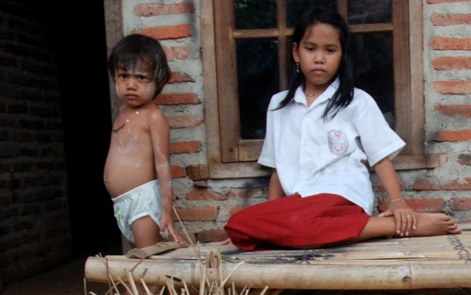 Seorang ibu didepan rumahnya di Desa Blukbuk RT 03/03 Kecamatan Kronjo Kabupaten Tangerang sedang menganyam tikar dari daun pandan liar yang dijual  kepada pengepul yang biasa membelinya (M JAKWAN)