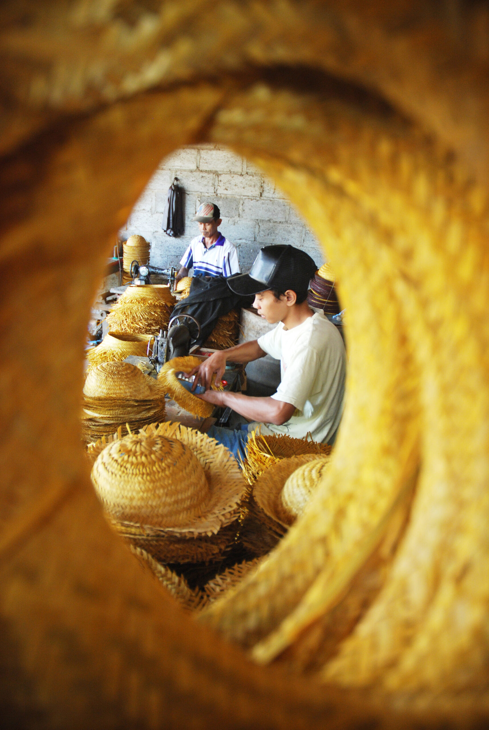 Redaksi Banten Pengrajin Topi Bambu