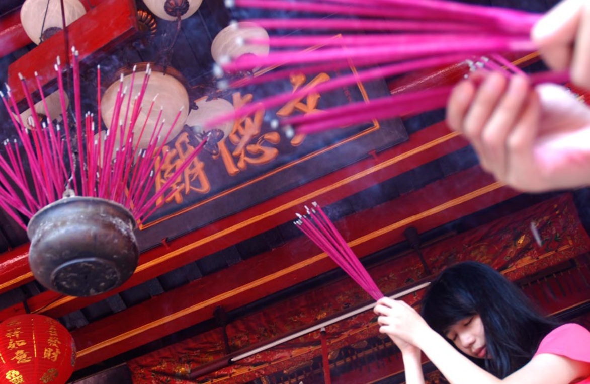 Seorang wanita melakukan sembahyang dan berdoa menyambut hari raya imlek di kelenteng Boen Tek Bio, Pasar Lama, Kota Tangerang.10 Januari 2013. Indonesia Press Photo/Ragawilapa