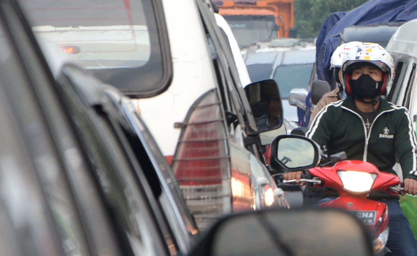 Jumat (14/11) Kemacetan kerap terjadi sepanjang hari di Jalan Mohammad Toha,Kota Tangerang terutama saat pagi dan sore akibat banyaknya angkutan umum yang menunggu penumpang hingga menyebabkan kemacetan yang panjang. Meski kemacetan setiap hari berlangsung namun tidak ada satu pun petugas terkait untuk mengurai kemacetan (M JAKWAN)