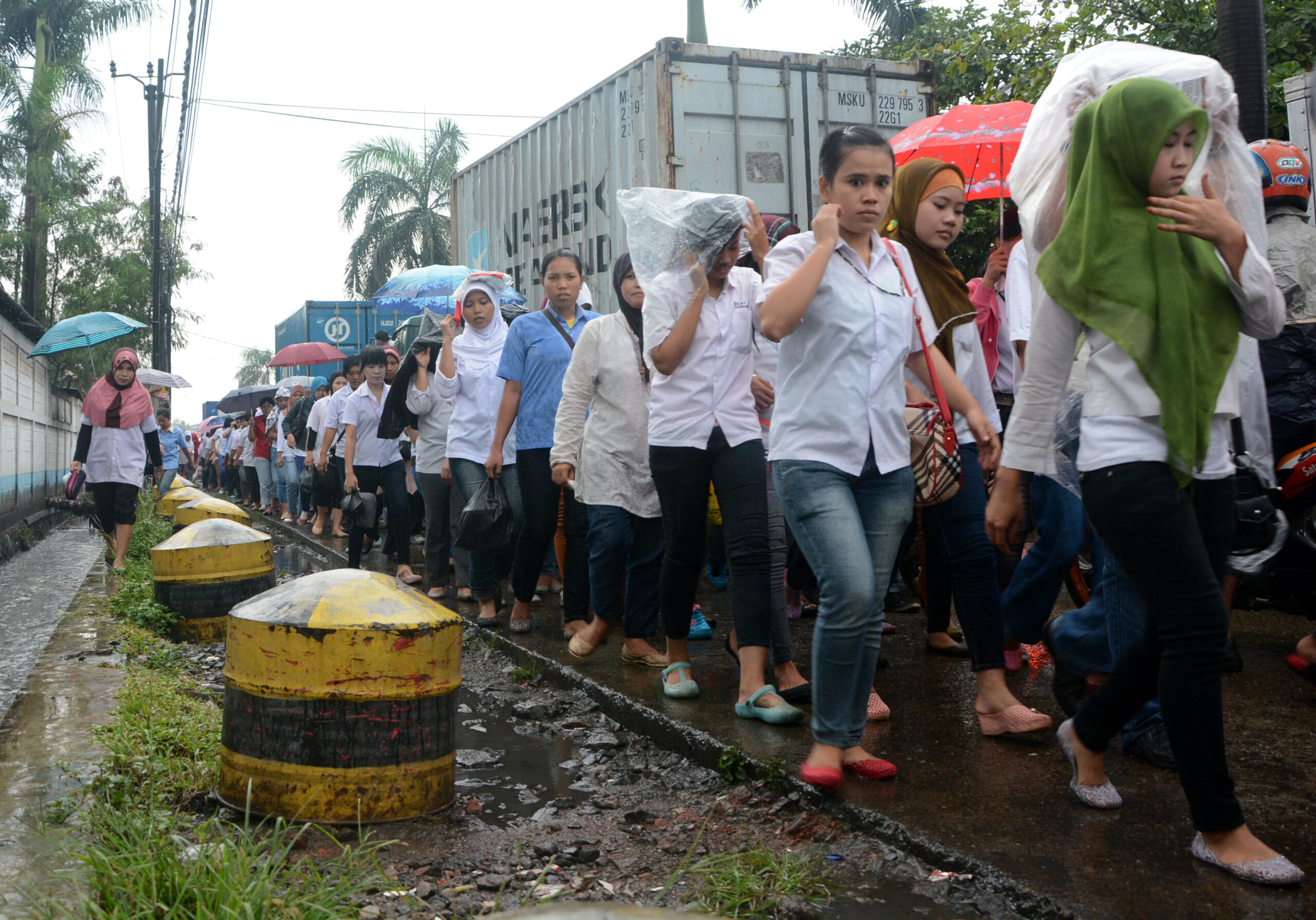 PULANG KERJA: Ratusan buruh memadati Jalan raya pada saat jam pulang kerja di kawasan industri Jatake, Kota Tangerang. Jelang penetapan besaran UMK 2014,sebagian buruh tetap beraktifitas seperti biasa. Namun pada bagian lain,sekelompok buruh juga memilih berunjukrasa di kantor dinas tenaga kerja Kota Tangerang untuk mengawal UMK 2014 agar berpihak kepada mereka (M JAKWAN/TANGERANG EKSPRES) Nomor Telp 087771297556. email : jakwanfoto@gmail.com