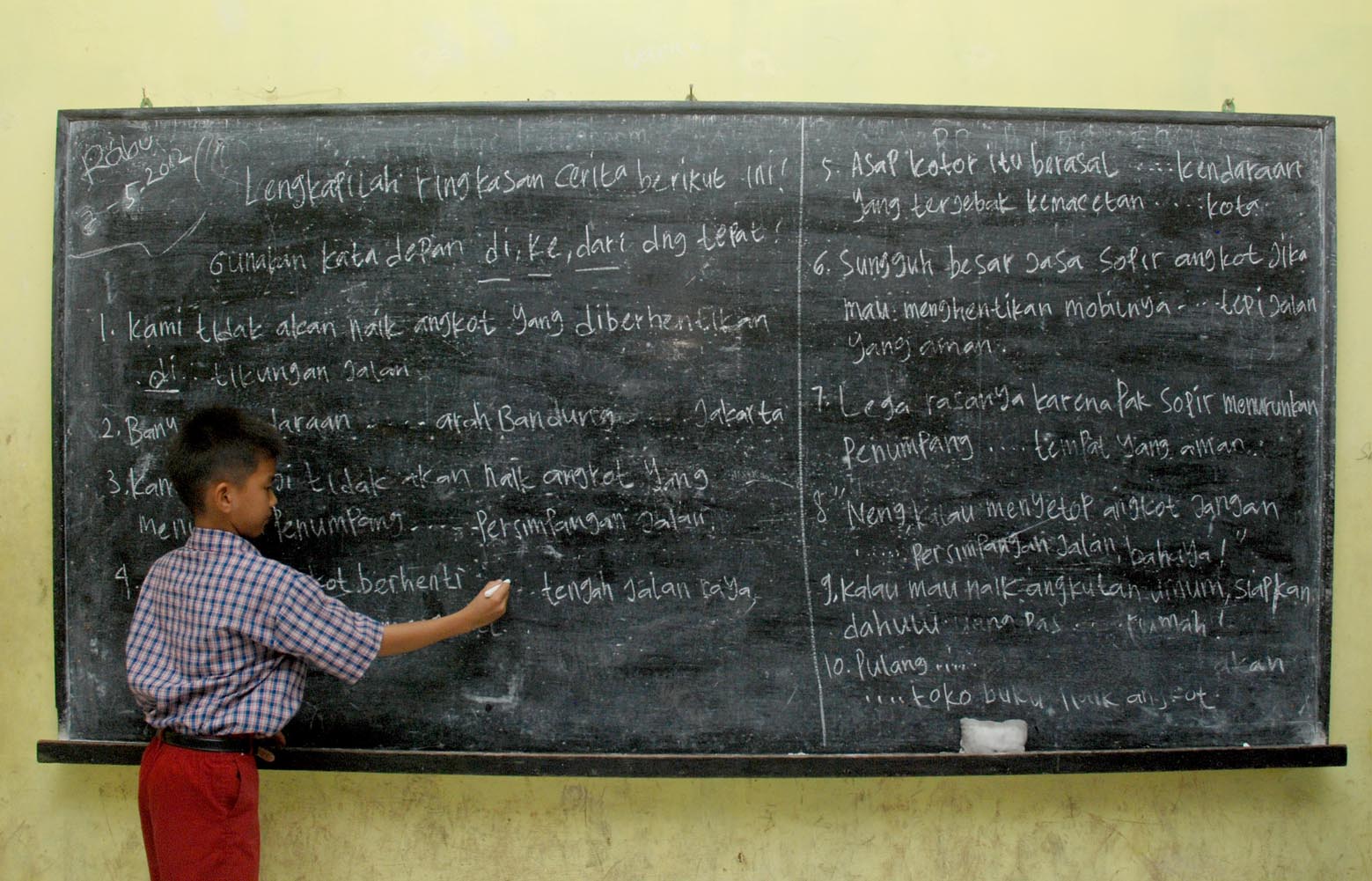 Rabu (02/5) Seorang siswa saat ditugaskan mengisi jawaban yang ada di papan tulis di salah satu kelas SDN Teluknaga I, Kecamatan Teluknaga, Kabupaten Tangerang.(M JAKWAN)