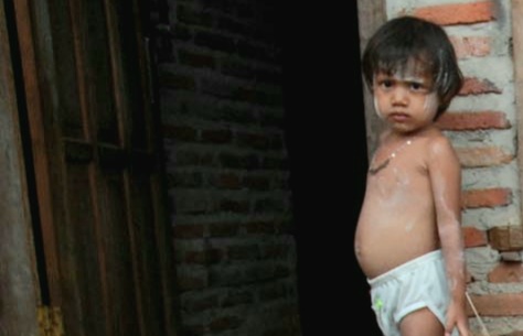 Seorang ibu didepan rumahnya di Desa Blukbuk RT 03/03 Kecamatan Kronjo Kabupaten Tangerang sedang menganyam tikar dari daun pandan liar yang dijual  kepada pengepul yang biasa membelinya (M JAKWAN)