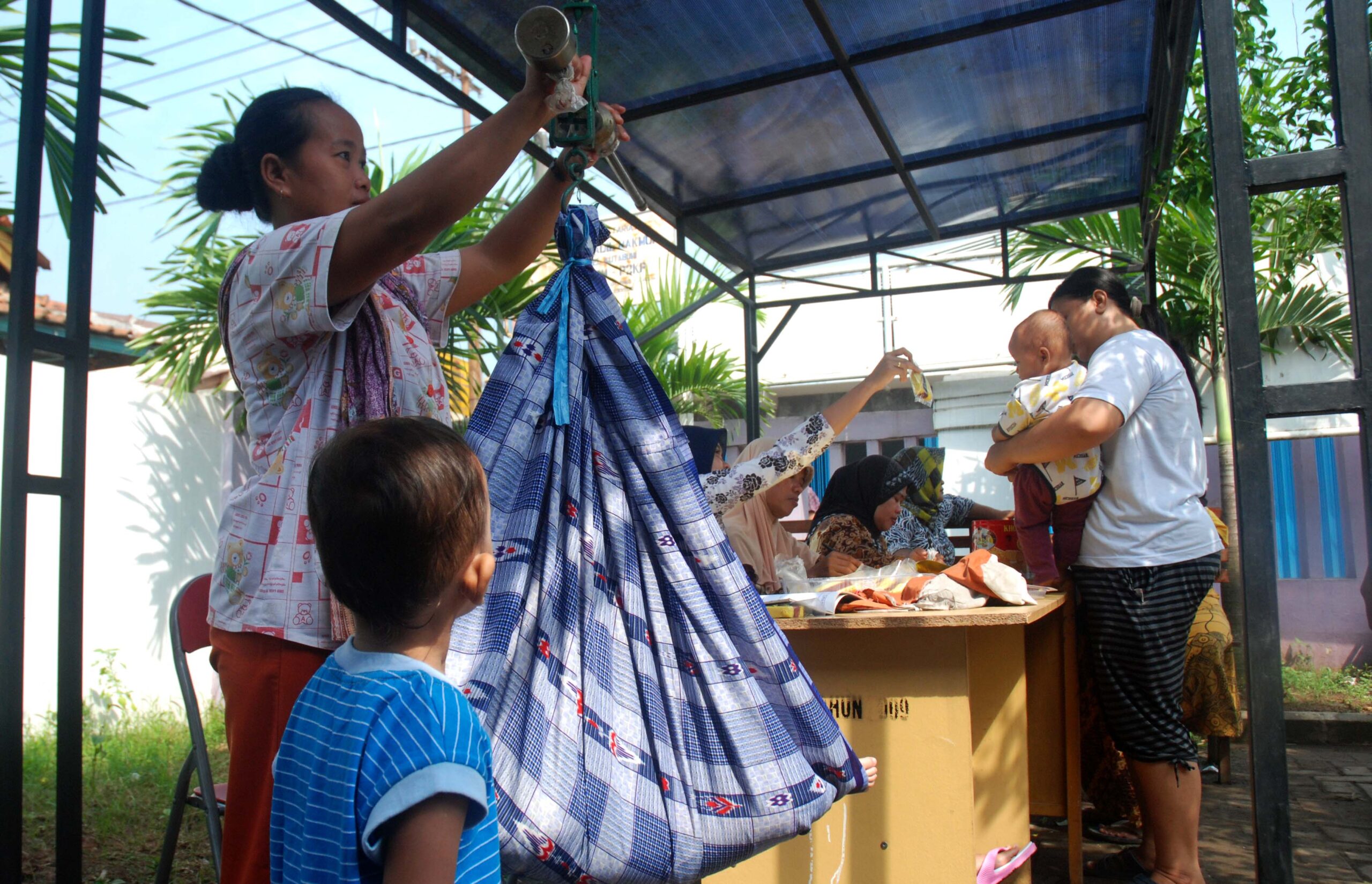 Selasa (16/7) Sejumlah ibu rumahtangga membawa anaknya untuk di periksa di Posyandu Matahari 2 Kelurahan Kutabumi, Kecamatan Pasar Kemis Kabupaten Tangerang. Keberadaan posyandu sangat dirasakan manfaatnya karena orang tua dapat memantau kesehatan dan pertumbuhan balita (M JAKWAN)