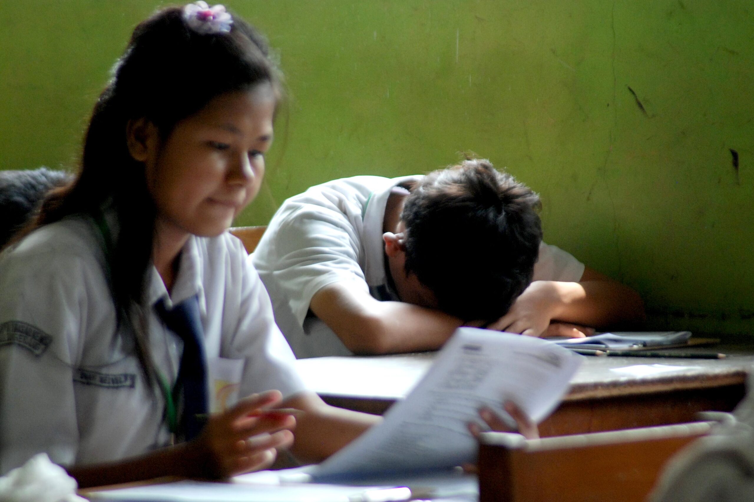 Sejumlah siswa SMPN Pasar Kemis 1, Kabupaten Tangerang, Senin (23/4) mengikuti ujian nasional. Dihari pertama sejumlah pelajar merasa tegang menghadapi ujian ini (M JAKWAN)