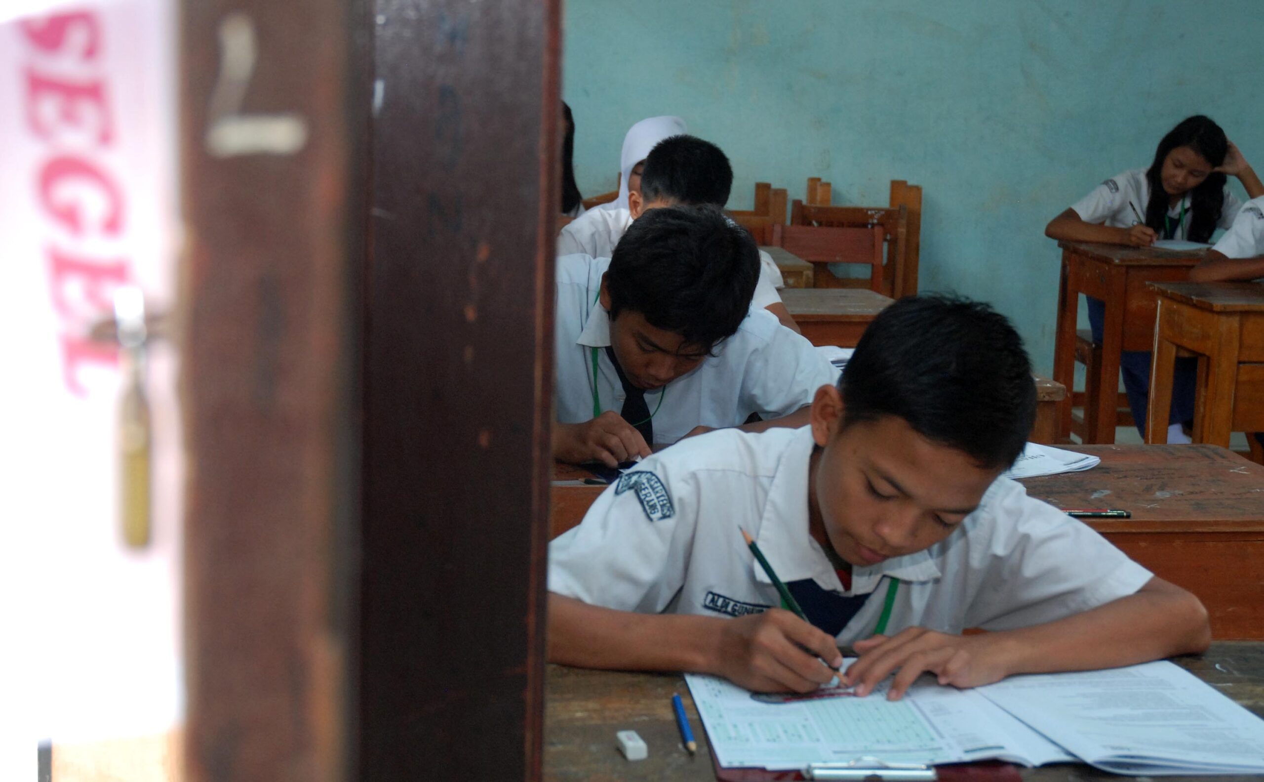 Sejumlah siswa SMPN Pasar Kemis 1, Kabupaten Tangerang, Senin (23/4) mengikuti ujian nasional. Dihari pertama sejumlah pelajar merasa tegang menghadapi ujian ini (M JAKWAN)