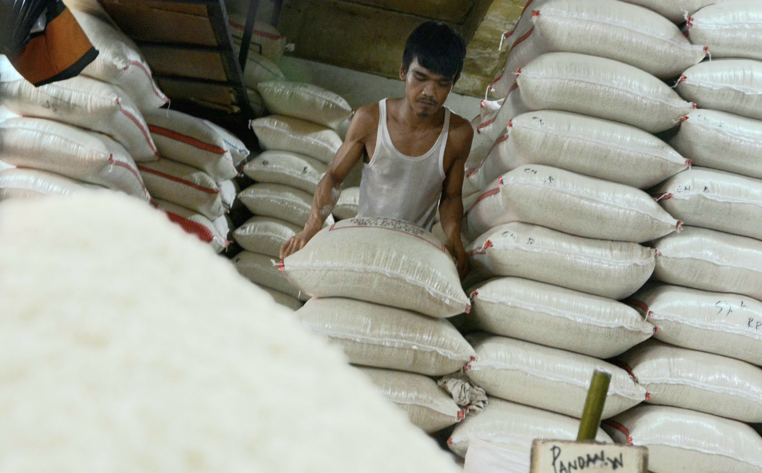 Kamis (06/2)Seorang pekerja menata tumpukan karung berisi beras yang baru tiba di salah satu toko beras di pasar Anyar, Kota Tangerang. saat ini harga beras termurah tujuh ribu rupiah perkilogram. Kenaikan harga beras terjadi sejak januari lalu akibat hujan dan banjir disejumlah wilayah (M JAKWAN)