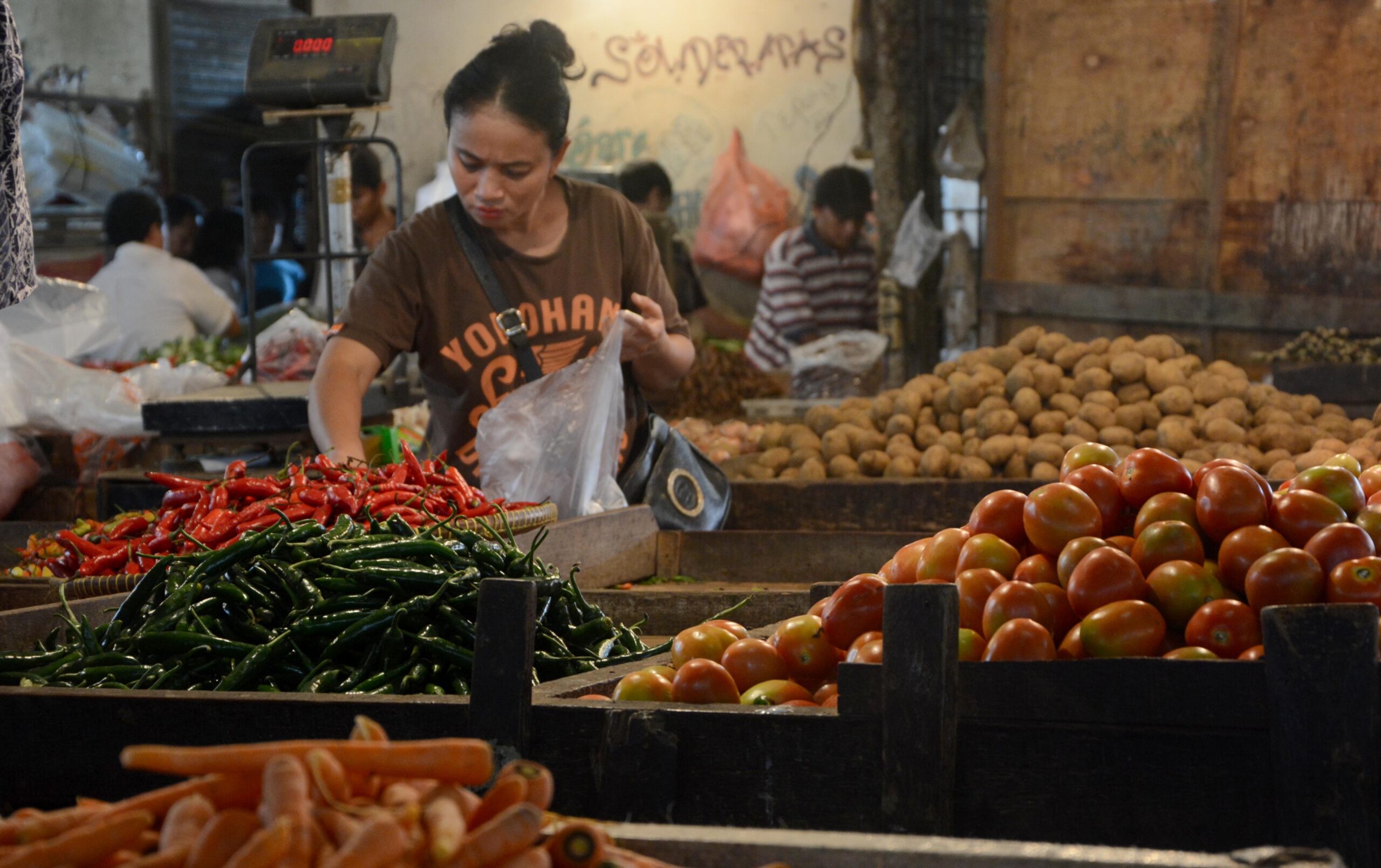Harga cabai di Pasar Induk Tanah Tinggi, Kota Tangerang, Rabu (05/2) mengalami kenaikan harga yang diakibatkan pasokan terhambat akibat hujan dan banjir (M JAKWAN)