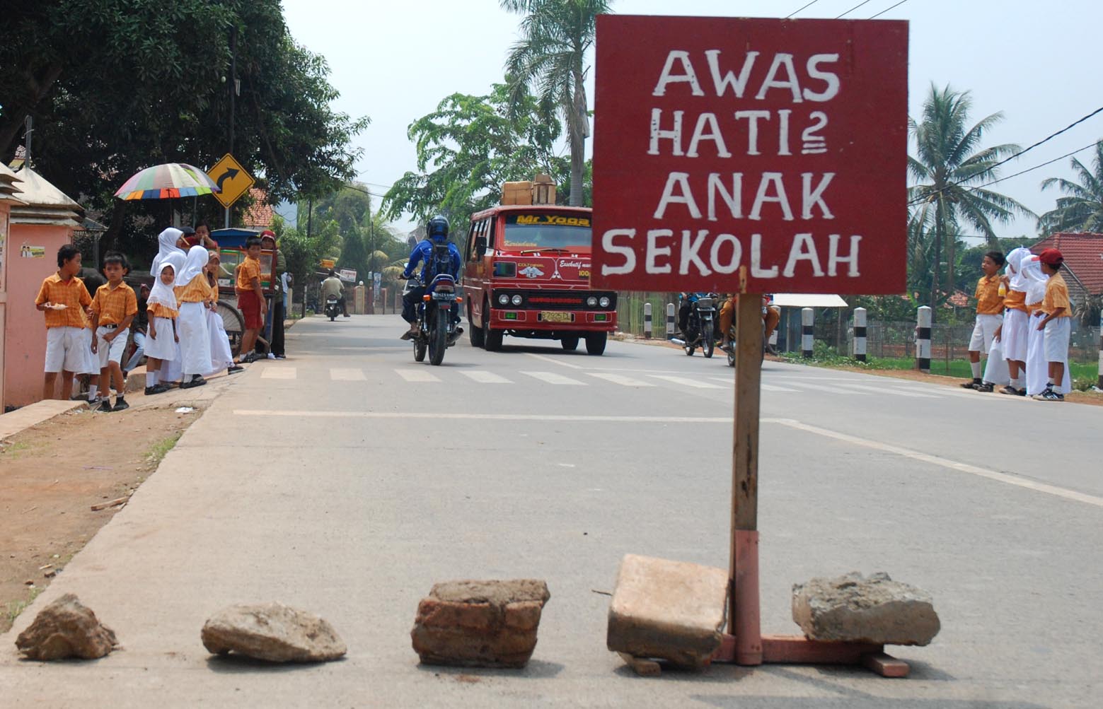 Sekolah SDN Gintung I Kecamatan Sukadiri Kabupaten Tangerang,Kamis (13/10) memasang rambu dan batu dibahu jalan raya Mauk karena banyak kendaraan yang melintas. Pihak terkait diharapkan memasang rambu dan garis kejut sehingga dapat mengantisipasi terjadinya kecelakaan terutama anak sekolah (M JAKWAN/TANGERANG EKSPRES)
