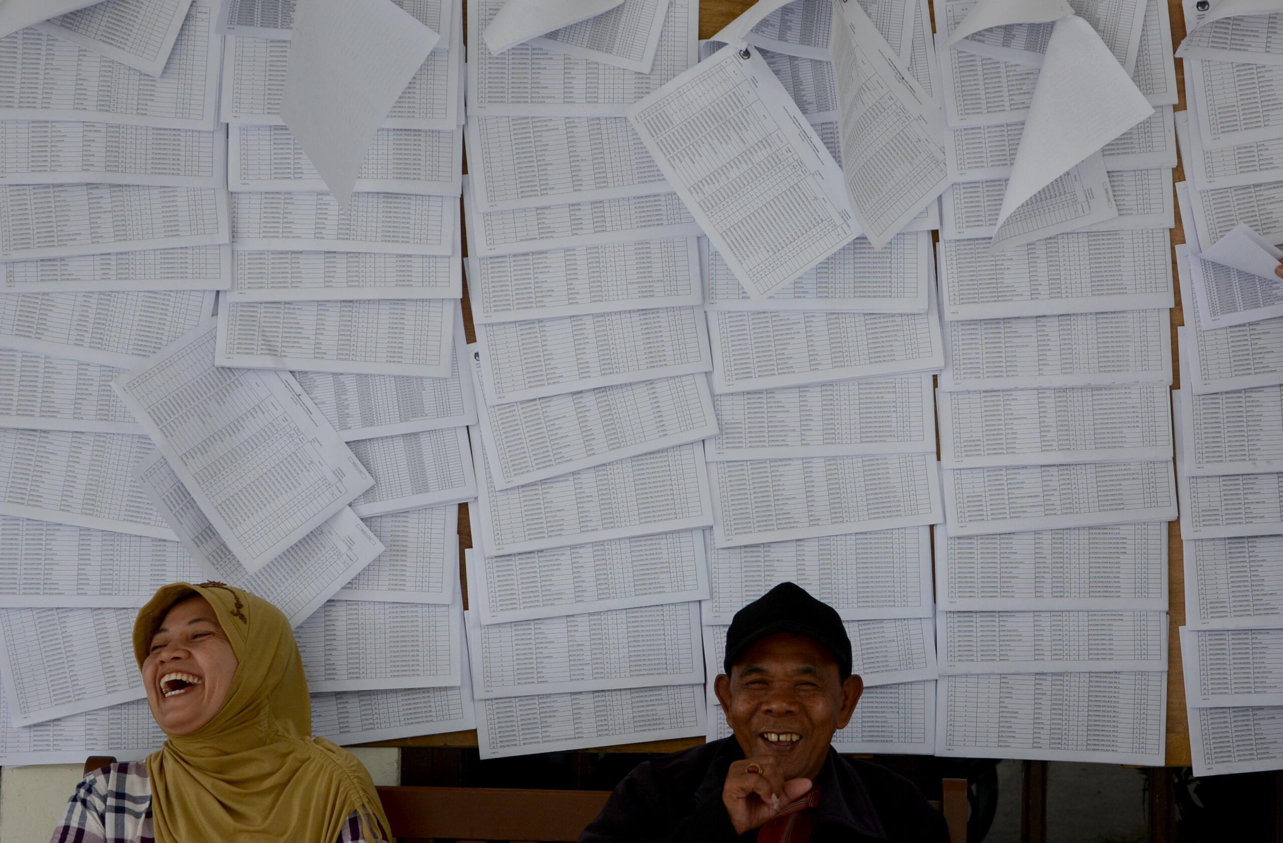 selasa (10/9) Ribuan nama yang terdaftar dalam Daftar Pemilih Sementara (DPS) untuk pemilu 2014 ditempel di depan Kantor Desa Gelam Jaya, Kecamatan Pasar Kemis, Kabupaten Tangerang sehingga warga yang belum terdaftar dapat segera mendaftarkan kepada petugas setempat (M JAKWAN)