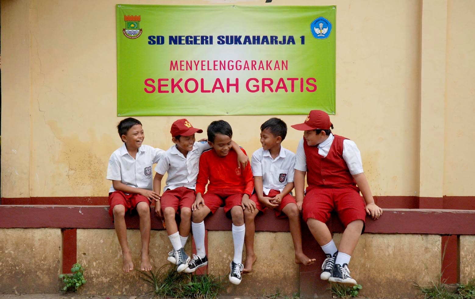 Sejumlah siswa SDN Sukaharja I Kecamatan Sindang Jaya, Kabupaten Tangrang, Senin (11/6) bersenda gurau pasca ujian sekolah beberapa waktu lalu,meski tidak ada kegiatan belajar mengajar mereka tetap datang kesekolah dan mengisi dengan berbagai kegiatan lainnya disekolah.(M JAKWAN)