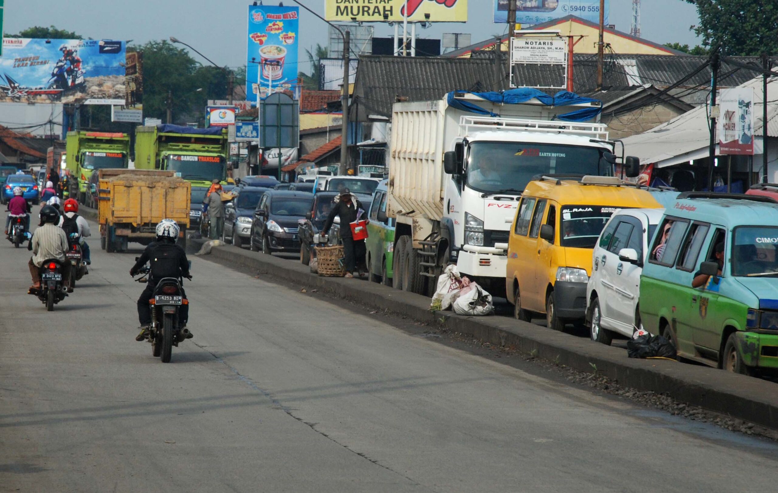 Kemacetan kerap terjadi didepan pasar Cikupa, Kabupaten Tangerang karena banyak pedagang kaki lima yang berjualan yang mengganggu arus lalulintas (m JAKWAN)