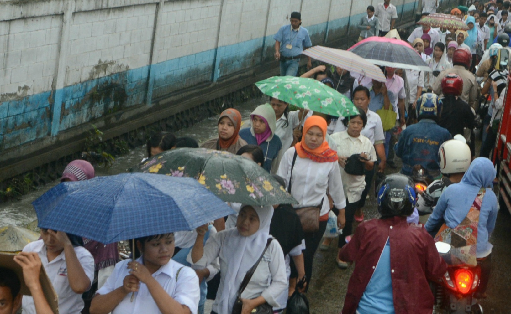 PULANG KERJA : Sejumlah buruh mengular saat pulang kerja di kawasan industri Jatake, Kota Tangerang, Jumat (15/11) Buruh berharap pemerintah segera menetapkan besar KHL dan UMK 2014 yang berpihak kepada buruh. Sampai saat ini pemerintah Kota Tangerang belum menentukan besaran UMK 2014. (M JAKWAN/TANGERANG EKSPRES)?Nomor Telp 087771297556. email : jakwanfoto@gmail.com