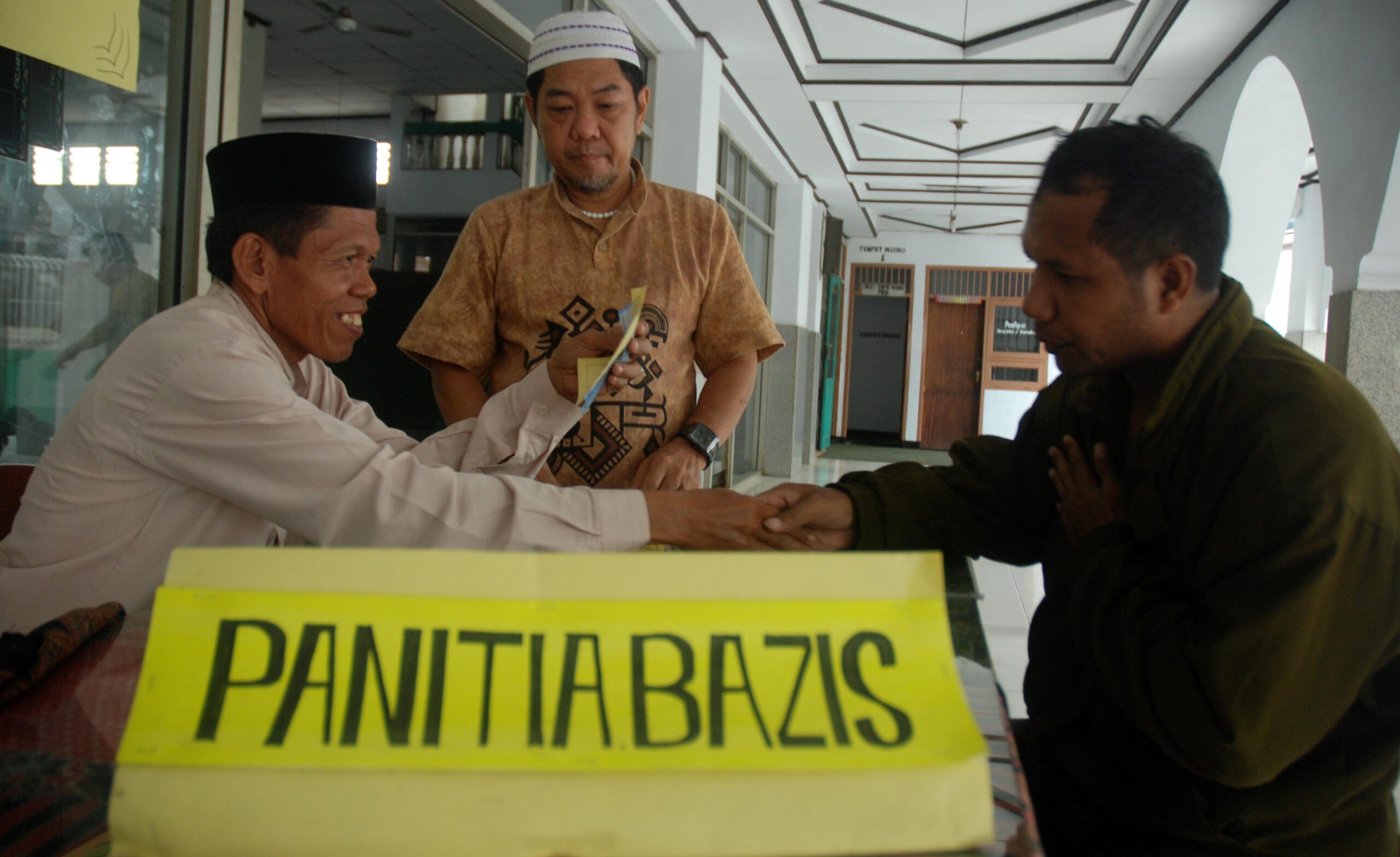 Minggu (28/7) Panitia Badan Zakat Infak dan Sodakoh (Bazis) masjid Jami Nururrohman, Cikupa, Kabupaten Tangerang sedang menerima pembayaran zakat dari warga. Zakat ini nantinya akan disalurkan oleh panitia kepada yang berhak menerimanya (M JAKWAN)