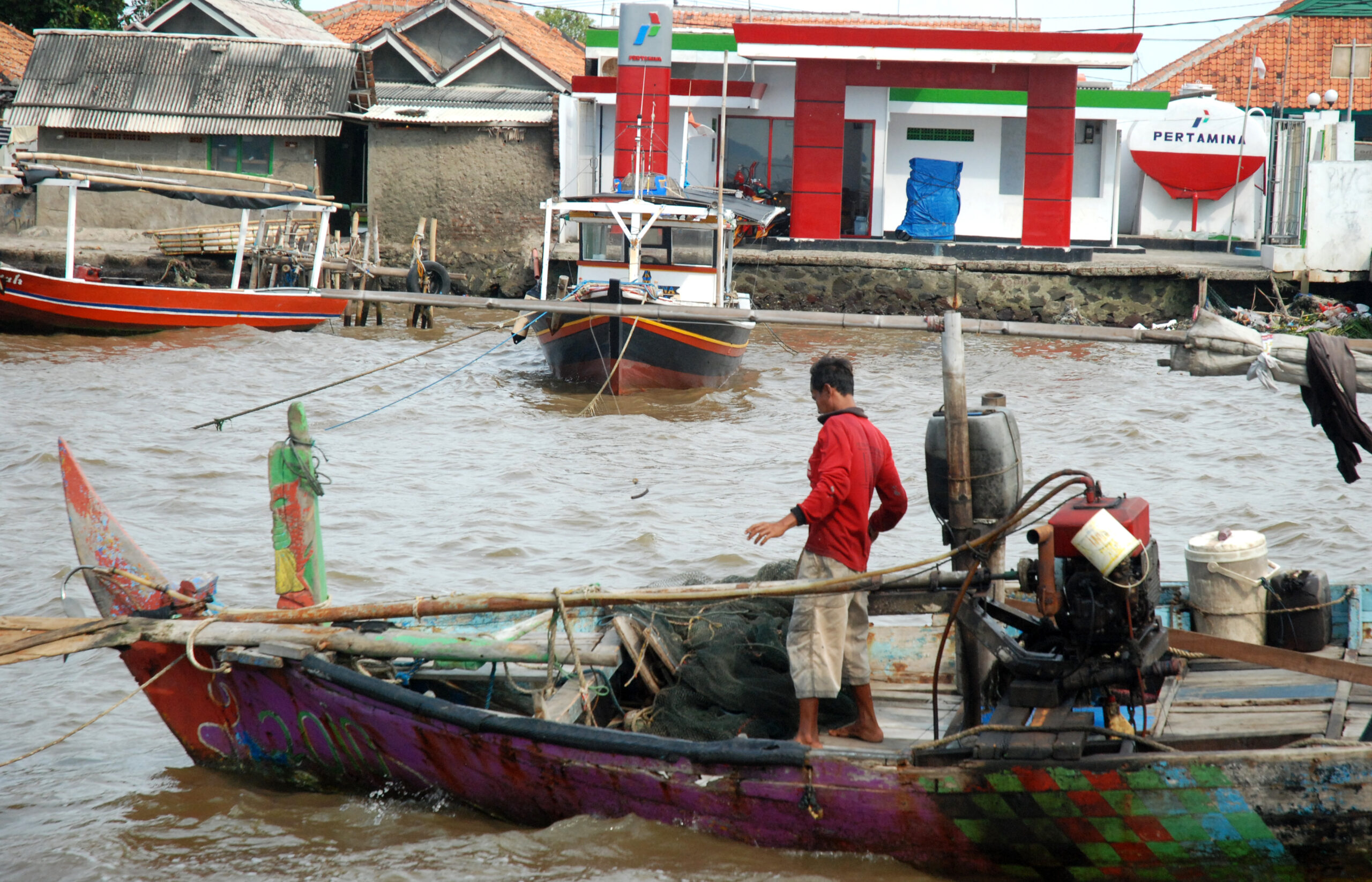 Sejumlah nelayan di Tanjung Pasir, Kecamatan Teluknaga, Kabupaten Tangerang, Senin (09/4) keluhkan pusat pengisian bahan bakar untuk nelayan yang ada dibibir pantai tersebut jarang beroperasi. Nelayan terpaksa membeli bahan bakar kepada pengecer yang harganya jauh lebih mahal.( Z. Ragawilapa)