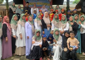 Intan Nurul Hikmah bersama guru PAUD Islam Siti Khodijah.