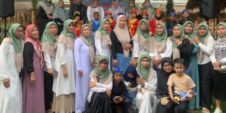 Intan Nurul Hikmah bersama guru PAUD Islam Siti Khodijah.