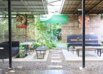 Pekarangan Rinati sebuah resto berkonsep ditengah kebun yang luas