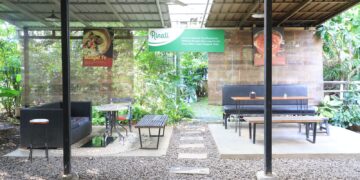 Pekarangan Rinati sebuah resto berkonsep ditengah kebun yang luas