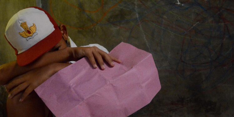 SEDIH
Seorang calon siswa yang mendaftar disalah satu SMPN Negeri merasa sedih saat tidak masuk dalam zona (M JAKWAN)