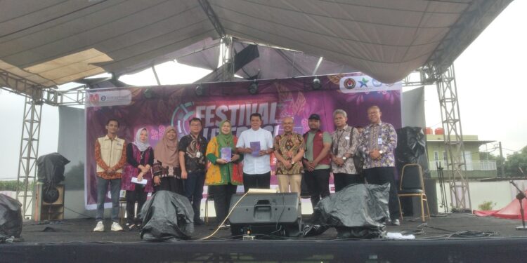 Sekda Moch. Maesyal Rasyid bersama pembicara dan penggiat literasi.