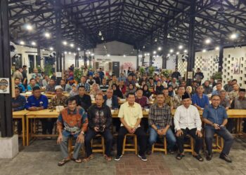 Sekda Moch. Maesyal Rasyid berfoto bersama para ketua RT dan RW