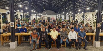 Sekda Moch. Maesyal Rasyid berfoto bersama para ketua RT dan RW