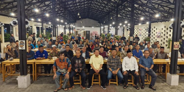 Sekda Moch. Maesyal Rasyid berfoto bersama para ketua RT dan RW