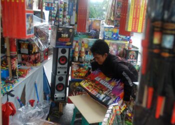 Amirudin (25) menata kembang api dagangannya yang berada di Jalan Kisamaun, Pasar Lama, Kota Tangerang.Jumat (28/12) Kembang api dengan harga dari puluhan ribu hingga jutaan rupiah menjelang pergantian tahun banyak diburu warga (M JAKWAN)