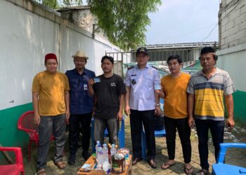 Kades Kadu dampingi langsung Sekcam Curug bagikan KTP warga, Rabu (16/4/2025). (Istimewa)