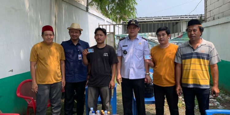 Kades Kadu dampingi langsung Sekcam Curug bagikan KTP warga, Rabu (16/4/2025). (Istimewa)