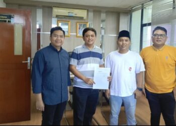 Reza Arief Rahman (Kedua dari kiri) mendaftar Bakal Calon Direktur PT Mitra Kerta Raharja, Rabu (28/05/2025).