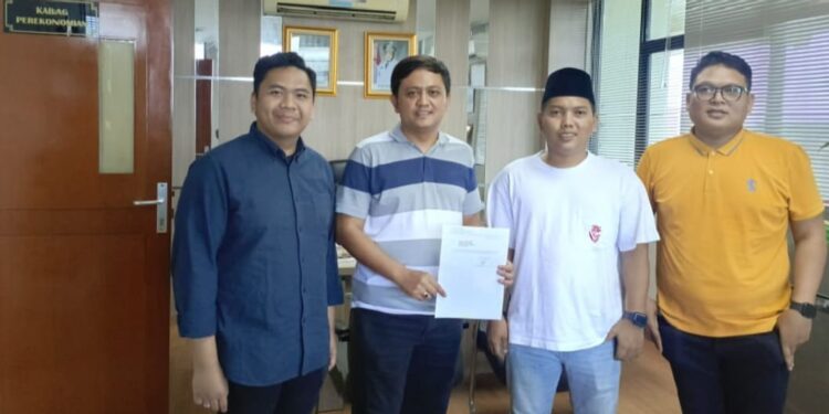 Reza Arief Rahman (Kedua dari kiri) mendaftar Bakal Calon Direktur PT Mitra Kerta Raharja, Rabu (28/05/2025).