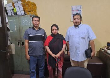 Terduga pelaku Rivana (tengah), saat diamankan di Polsek Setiabudi sebelum diserahkan ke Polres Tangsel. Foto: Dok. Fajar.