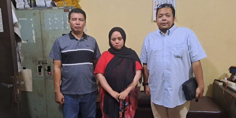 Terduga pelaku Rivana (tengah), saat diamankan di Polsek Setiabudi sebelum diserahkan ke Polres Tangsel. Foto: Dok. Fajar.