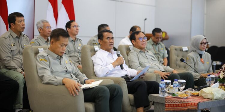 Mentan Amran Sulaiman saat memberi pengarahan dalam Apel Nasional Penyuluh Pertanian yang digelar secara hibrid, Kamis (20/11/2025).