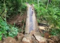 Kondisi jembatan ambruk di Kampung Cikaduen, Desa Sangiangtanjung, Kecamatan Kalanganyar usai diterjang hujan deras pada Sabtu (22/11/2025). Foto: Nurandi/Radar Banten.