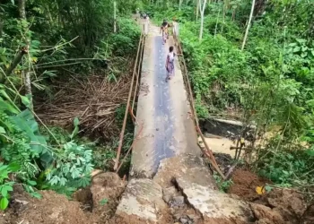 Kondisi jembatan ambruk di Kampung Cikaduen, Desa Sangiangtanjung, Kecamatan Kalanganyar usai diterjang hujan deras pada Sabtu (22/11/2025). Foto: Nurandi/Radar Banten.