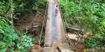 Kondisi jembatan ambruk di Kampung Cikaduen, Desa Sangiangtanjung, Kecamatan Kalanganyar usai diterjang hujan deras pada Sabtu (22/11/2025). Foto: Nurandi/Radar Banten.