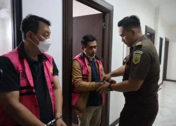 Kejati Banten resmi menahan 2 tersangka korupsi minyak goreng yang melibatkan BUMD milik pemprov Banten, Senin (24/11/2025). Foto: Dok. Kejati Banten.