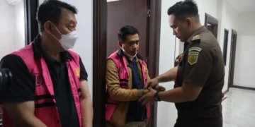 Kejati Banten resmi menahan 2 tersangka korupsi minyak goreng yang melibatkan BUMD milik pemprov Banten, Senin (24/11/2025). Foto: Dok. Kejati Banten.