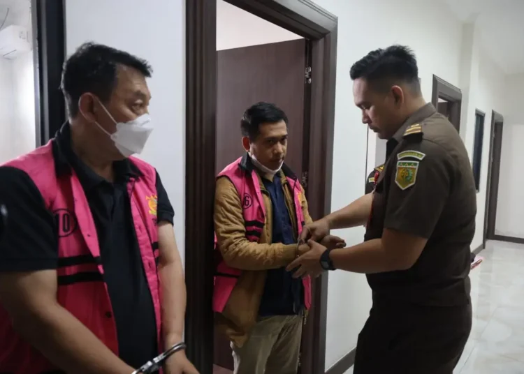 Kejati Banten resmi menahan 2 tersangka korupsi minyak goreng yang melibatkan BUMD milik pemprov Banten, Senin (24/11/2025). Foto: Dok. Kejati Banten.