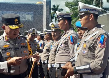 Kapolda Banten memeriksa kelengkapan kendaraan personil usai apel kesiapan Operasi Zebra Maung 2025 (Foto: RRI/ Rohmanudin)