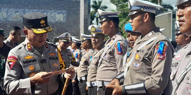 Kapolda Banten memeriksa kelengkapan kendaraan personil usai apel kesiapan Operasi Zebra Maung 2025 (Foto: RRI/ Rohmanudin)