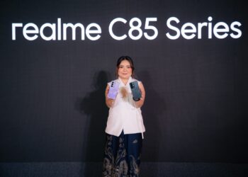 Krisva Angnieszca, PR Lead realme Indonesia, memamerkan besutan teranyar C85 Series.