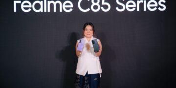 Krisva Angnieszca, PR Lead realme Indonesia, memamerkan besutan teranyar C85 Series.