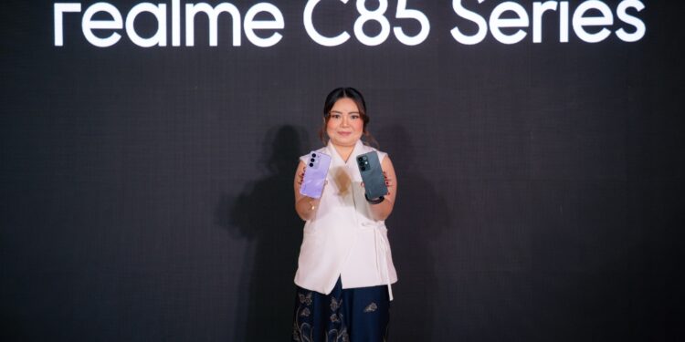 Krisva Angnieszca, PR Lead realme Indonesia, memamerkan besutan teranyar C85 Series.