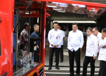 Menko Polkam lakukan pengecekan langsung unit water treatment yang akan dikirim ke Aceh, Kamis (11/12/2025). Foto: Humas Kemenko Polkam RI.