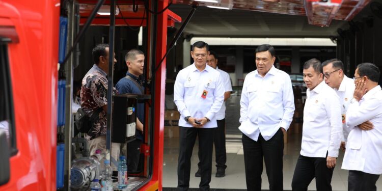 Menko Polkam lakukan pengecekan langsung unit water treatment yang akan dikirim ke Aceh, Kamis (11/12/2025). Foto: Humas Kemenko Polkam RI.